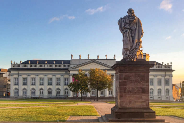 Das Standbild von Landgraf Friedrich II. gegenüber dem Fridericianum