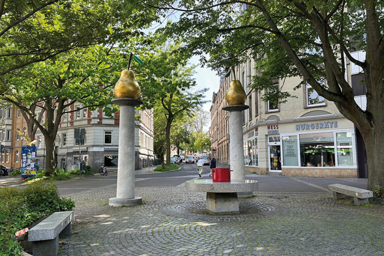 Der Wehlheider Platz mit dem Kochtopf-Brunnen und den Säulen des Künstlers Heinrich Brummack